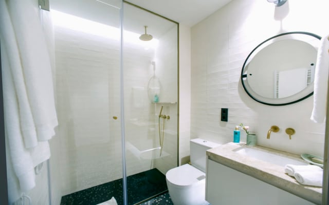 Apartamento de diseño de dos dormitorios con balcón en Eixample