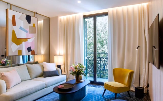 Apartamento de diseño de dos dormitorios con balcón en Eixample