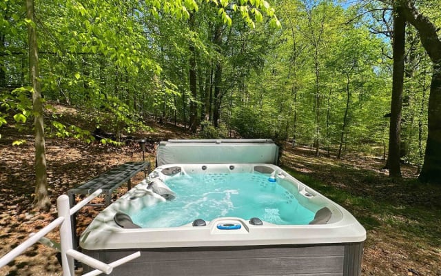 Charming Airstream Oasis w/ Hot Tub & Nature - Picture 15