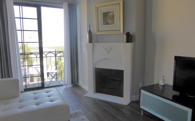 Designer Penthouse 2-Bedroom with Balcony