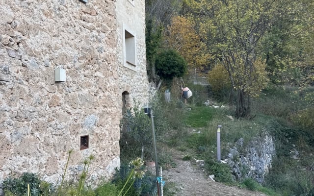 House in the countryside with a full view, no immediate neighbors