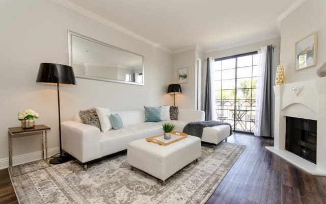Designer Chic 2-Bedroom with Balcony near Cedars Sinai