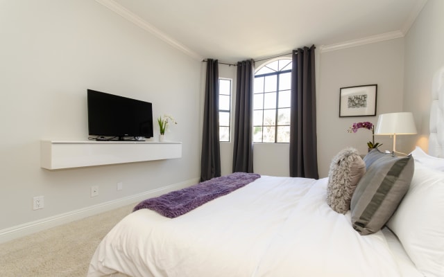 Designer Chic 2-Bedroom with Balcony near Cedars Sinai