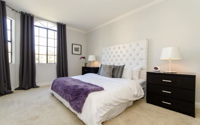 Designer Chic 2-Bedroom with Balcony near Cedars Sinai
