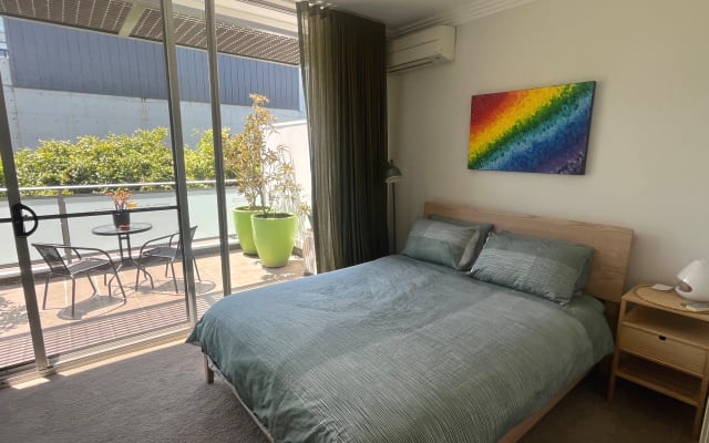 Chambre privée, balcon et salle de bain dans une grande terrasse...