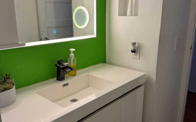 Charmante chambre privée à San Roque Condo - LongTerm friendly