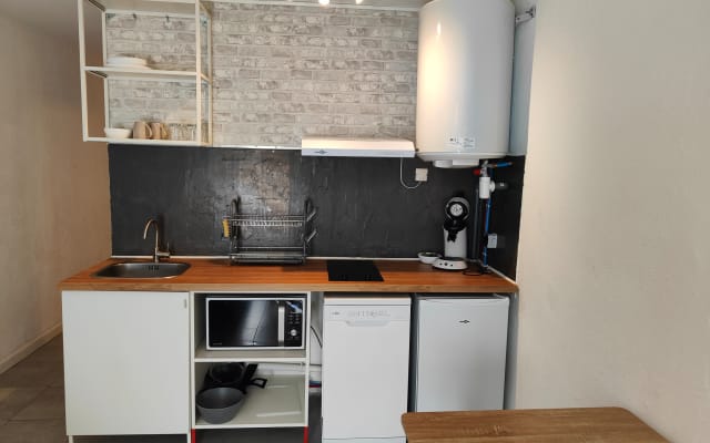 Acogedor estudio con aire acondicionado, jardín y aparcamiento privado 