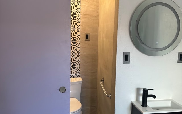 Rob's listing on misterb&b - Handicap accessible toilet is easy for all, and modern 