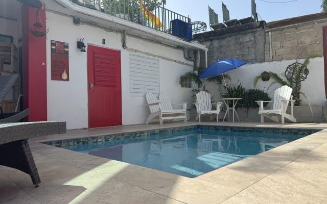 Rob's listing on misterb&b - Pool area to relax and meet other guests