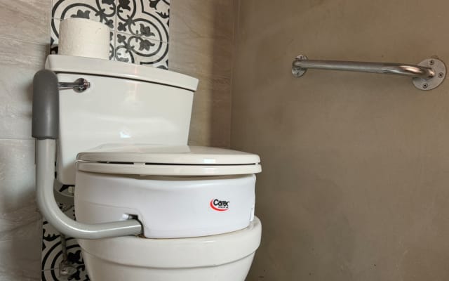 Rob's listing on misterb&b - Handicap accessible toilet, easy for all to use