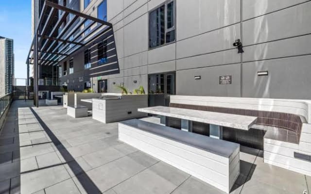 Southbank Apartment with ocean views - prime location in city