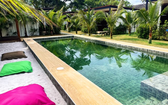 Luxus-Bungalow in einem Design-Resort direkt am Strand mit Pool