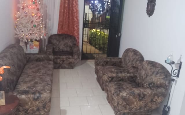 Se arrienda habitación, cómoda, con baño propio, en buen sector .