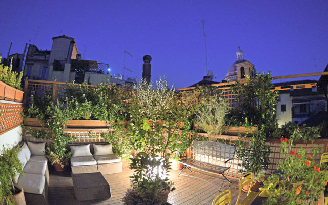 Apartamento atualizado e vibrante com jardim no terraço do telhado