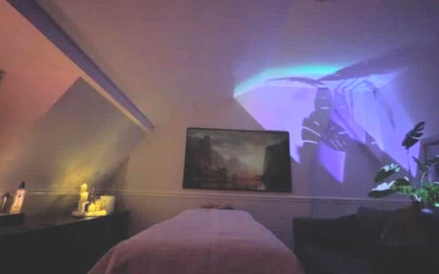 Double bedroom + massage in central London.
