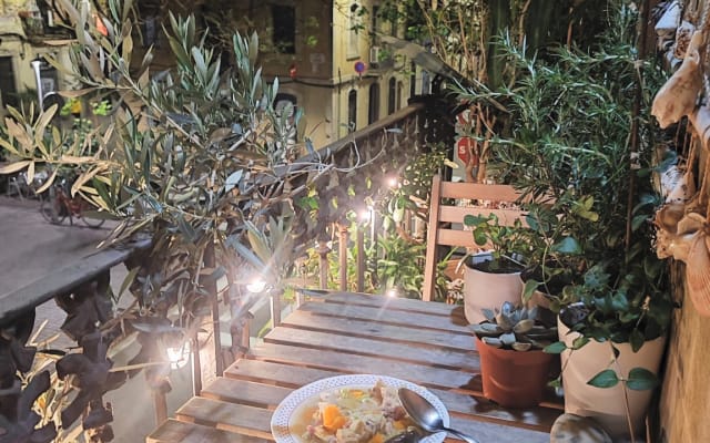 L'annuncio di Horacio gastón su misterb&b - Amo las plantas, terraza para desayunar, comer, cenar, en una calle muy tranquila y una selva de plantas :)