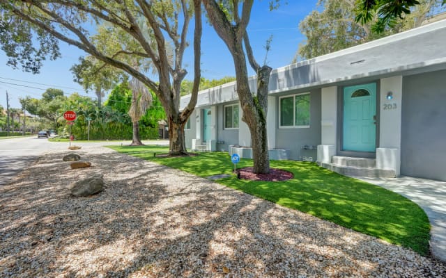 Serene Oasis, Pool, Parking, Remodeled & Central