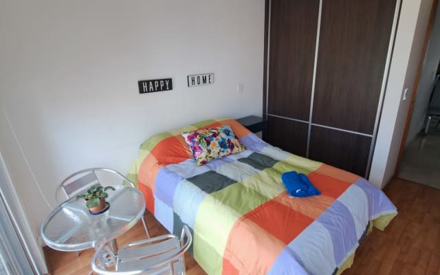 Habitación cómoda y práctica