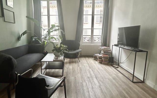 Spacious design apartment close to the Marais