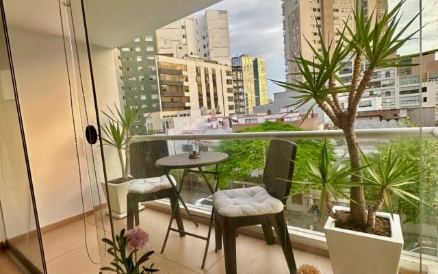 Anúncio de Carlos em misterb&b - Na varanda poderá apanhar os mais belos pores-do-sol da nossa cidade.