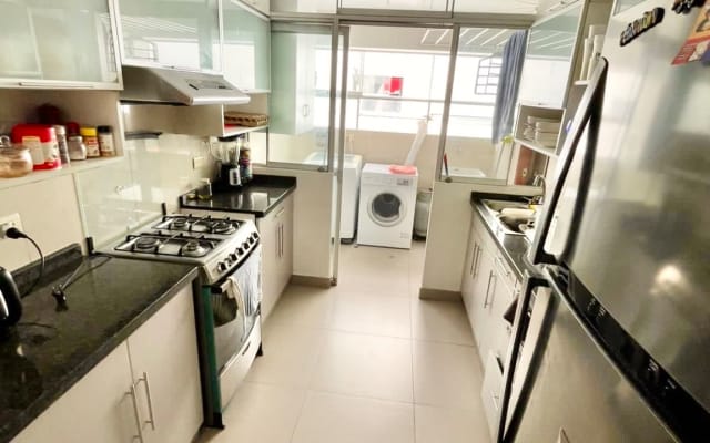 Anúncio de Carlos em misterb&b - Esta é a cozinha onde encontrará uma chaleira, um micro-ondas, uma máquina de café, um frigorífico onde poderá guardar os seus alimentos e congelar as suas bebidas.