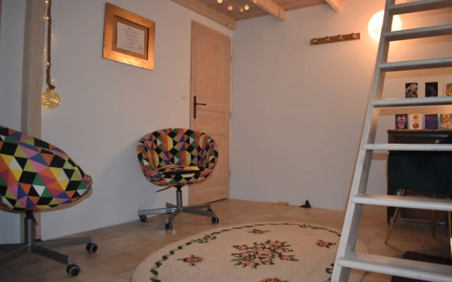 Chambre à louer avec mezzanine dans un magnifique village médiéval .