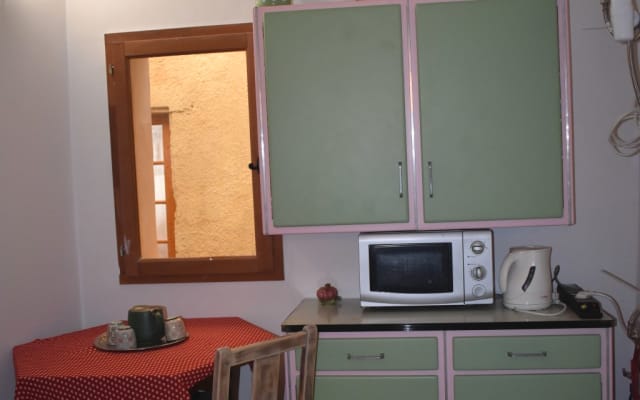 Chambre à louer avec mezzanine dans un magnifique village médiéval .