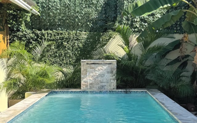 Acogedor oasis azul con piscina privada y aire acondicionado