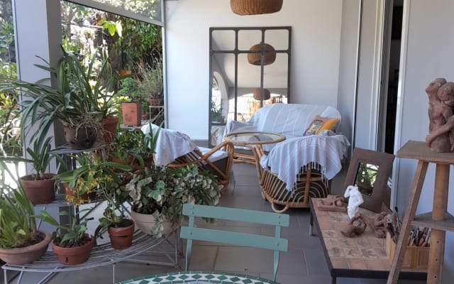 Chambre d'ami avec lit de 2 X 2 m et vue jardin.