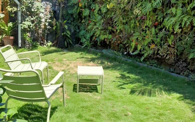 Chambre d'ami avec lit de 2 X 2 m et vue jardin.