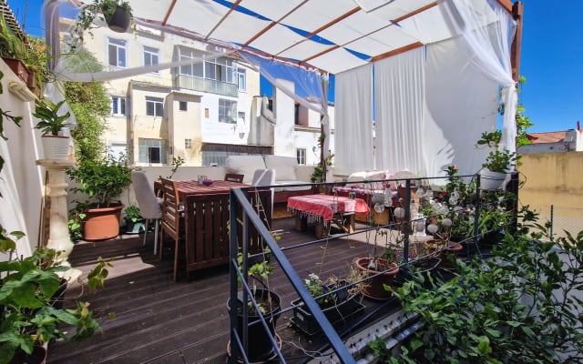 2 Bed with Double Terrace in the calm Principe Real : A Lisbon Getaway