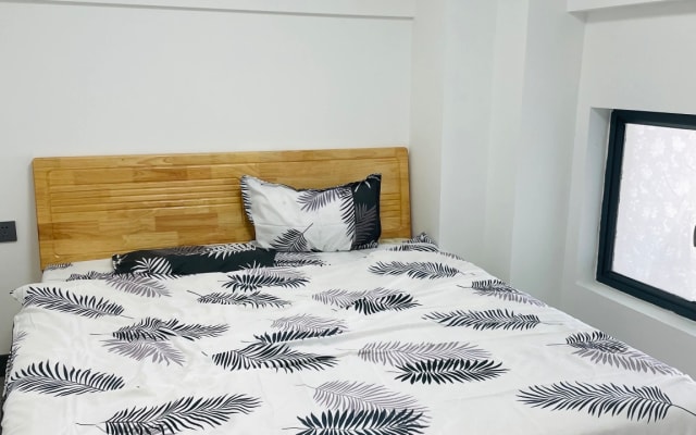 Cozy Home in local neighborhood! Hot Host haha - Picture 7