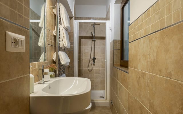 2 dormitorios y 2 baños en el centro con jardín privado.