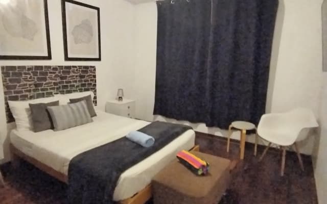 Quarto com casa de banho privativa num apartamento espaçoso.
 - Foto 2