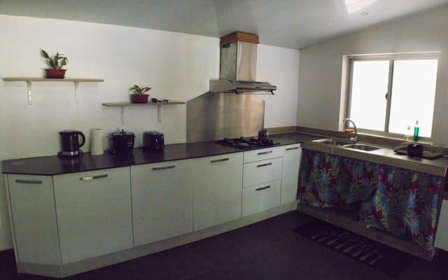 Papen's house: lovely 6-bedroom house near Ahonu beach
