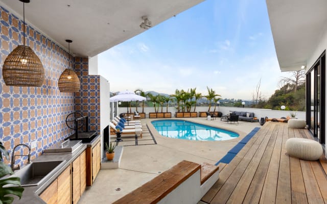 4 bed/3 bath Hollywood Hills Mansion - W Views!