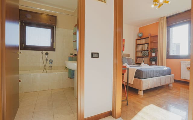 * South Milan Double Room, Private Bathroom * - Picture 9