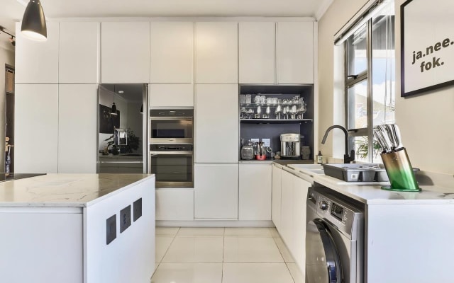 Cape town sharing apartment just off Sea point promenade