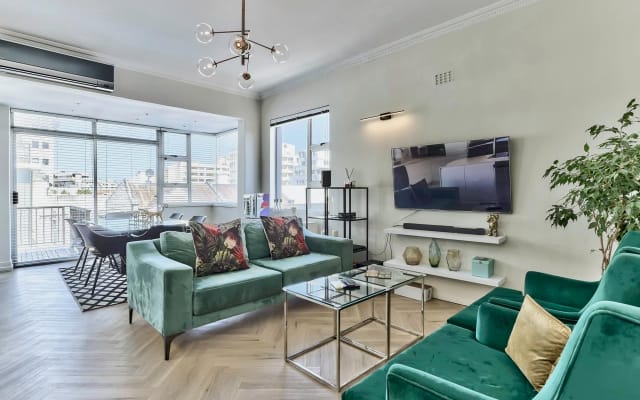 Cape town sharing apartment just off Sea point promenade