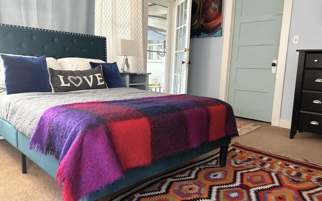 Book a superb massage with your stay! Caring Brit host in LA.