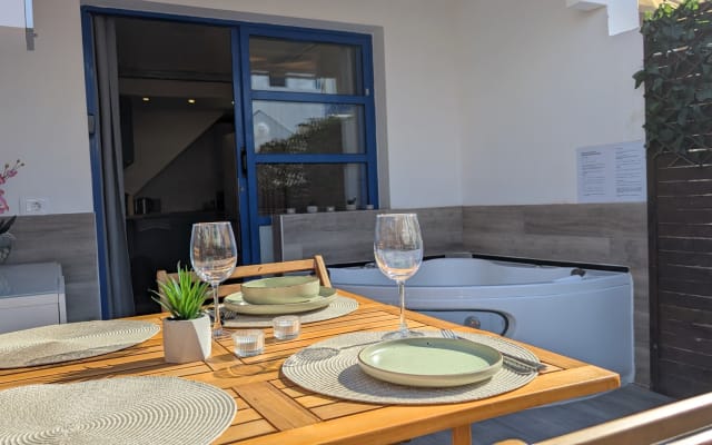 Cosy Bungalow with Terrace & Jacuzzi