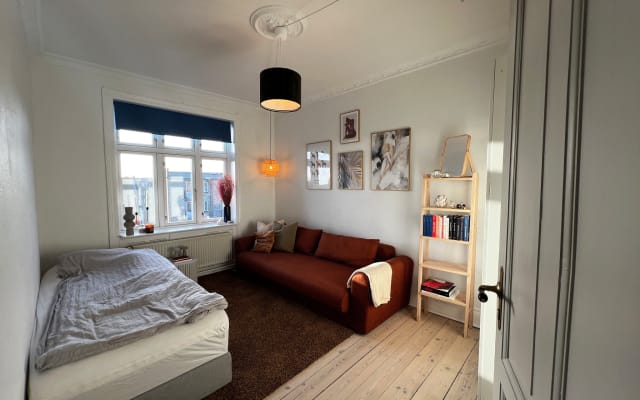 Schönes Zimmer in Wohnung in der Nähe von Flughafen, Zentrum und U...