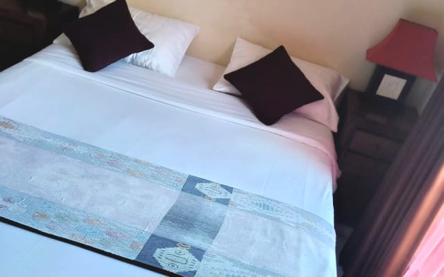 Anúncio de Edwin em misterb&b - The standard Berawa double room downstairs has a private bathroom, an air conditioner, an electric fan, a fridge, a cable TV, free WiFi, a safe box, an electric mosquito trap, and a cupboard for clothing. 