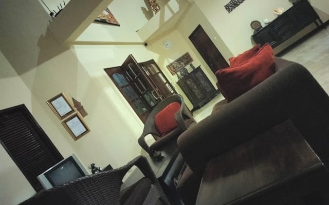 Anúncio de Edwin em misterb&b - The indoor lounge is for reading and communal use.  We have a wide collection of novels and travel guides in English here. 