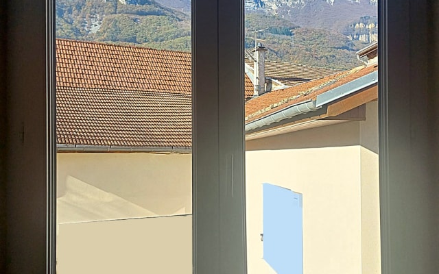 Camera tranquilla in un piccolo villaggio ai piedi del Vercors.