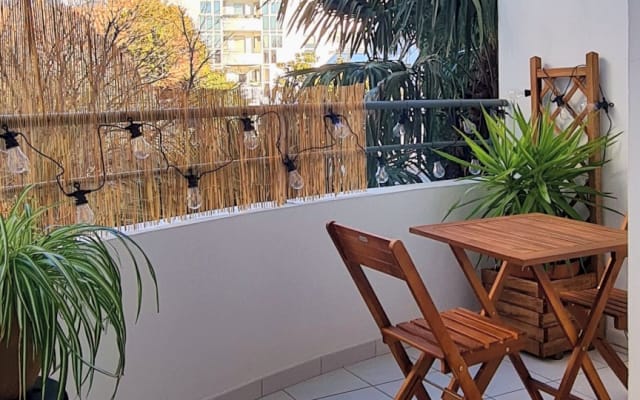Philippe's listing on misterb&b - Un balcon qui donne un vrai espace extérieur au logement pour des petits-dejeuners agréables. 