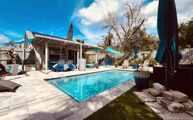 Effizienz apt öffnet sich zu einem schönen Hinterhof mit Pool.