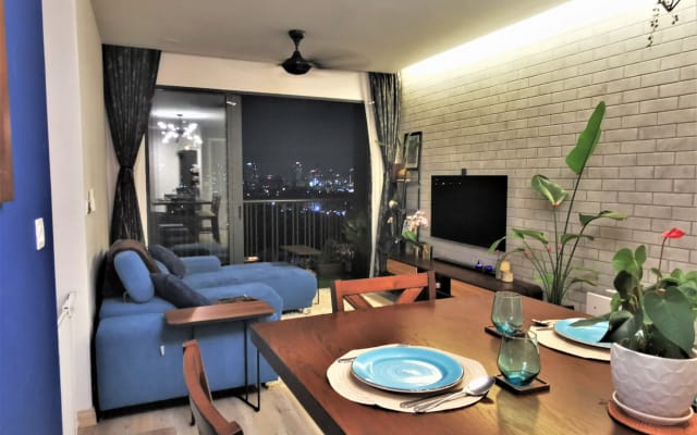 Cosy condominium close to the city. Parks, malls and lots of food near