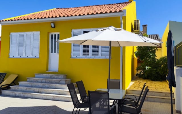 Linda casa amarela perto da praia