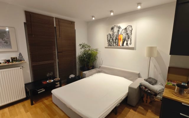 Cama doble en habitación principal, cerca de METRO MLOCINY, espacio...